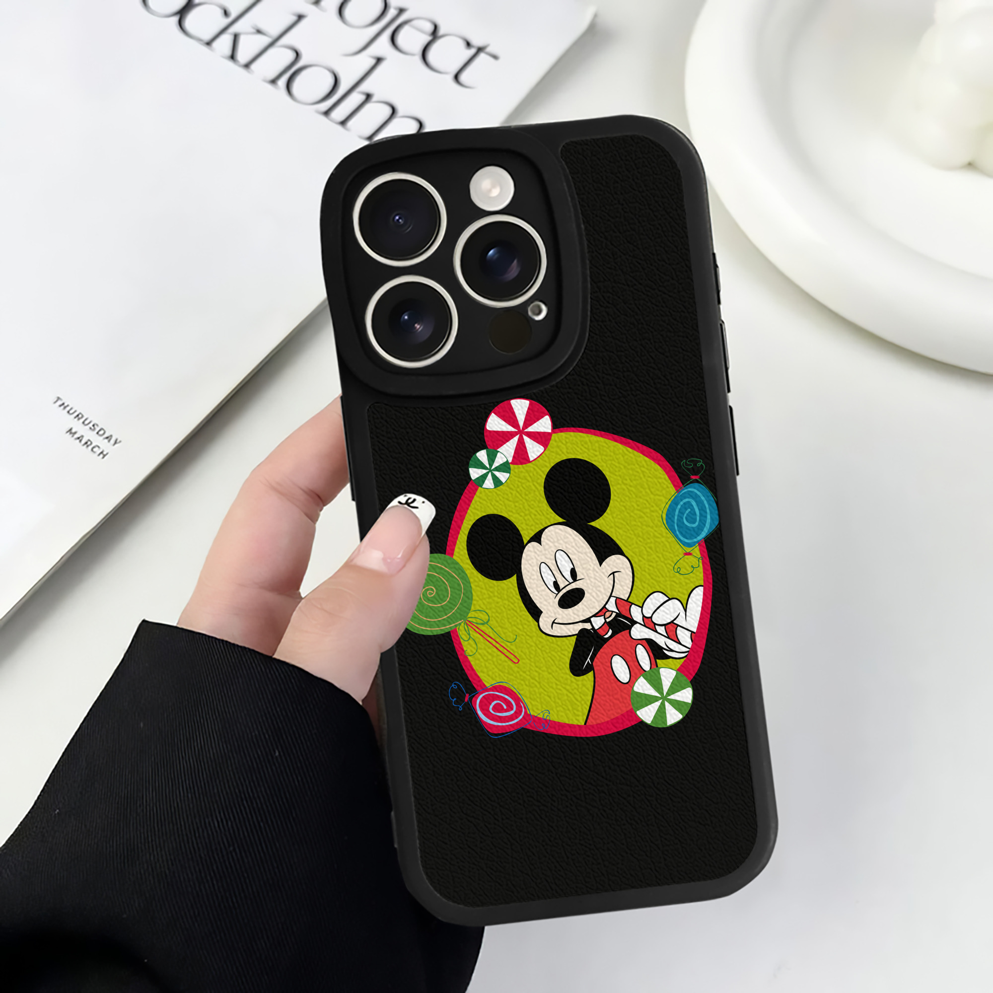 （画像用） ミッキーマウス Mickey Mouse 【iPhone 16シリーズ対応】シリコンスマホケース（レザー調） 材質：シリコン